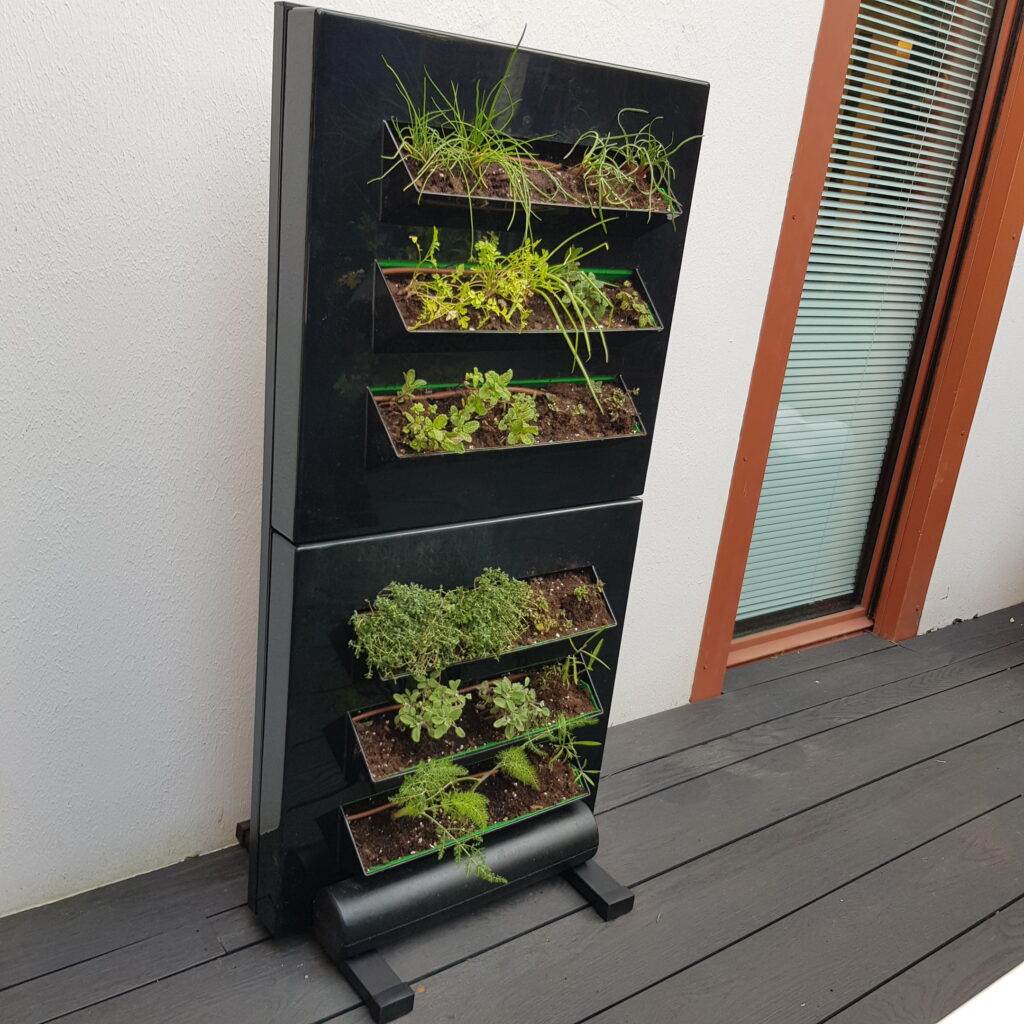 Potager vertical en autonomie pour terrasse - patio abrité Nantes Liaison Végétale