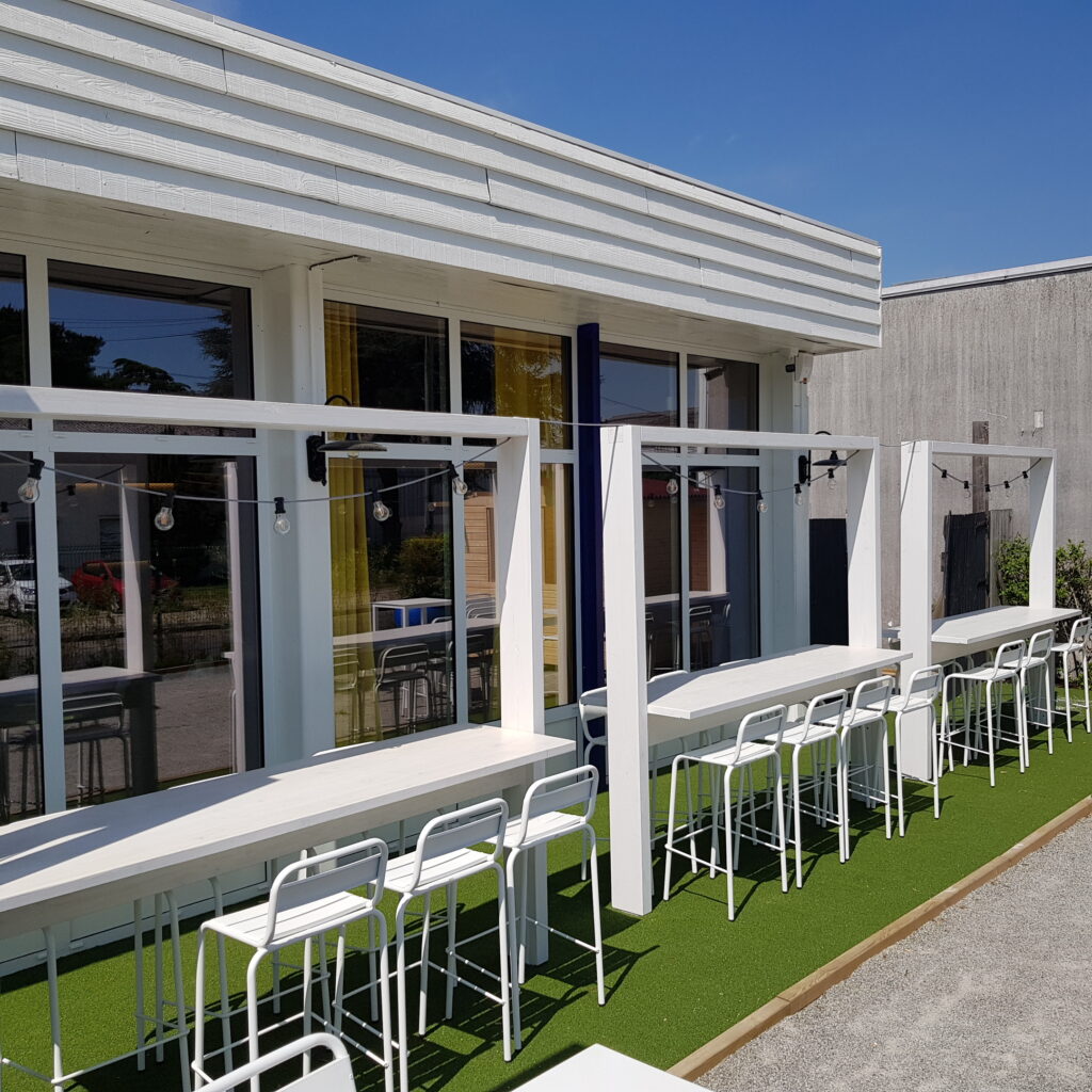 Aménagement au sol terrasse pour café/brasserie - restaurant avec gazon synthétique spécial endurance - Liaison Végétale - Vendée
