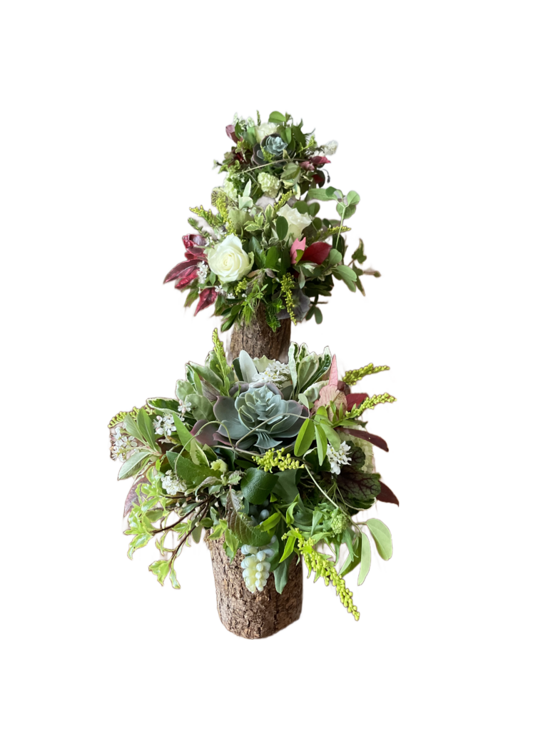 Décoration arrangement floral sur troncs d'arbre naturel