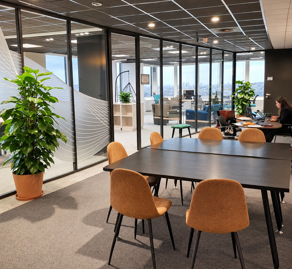 Aménagement végétal avec plantes vertes avec pot de marque Ecopots couleur associé à l'ameublement